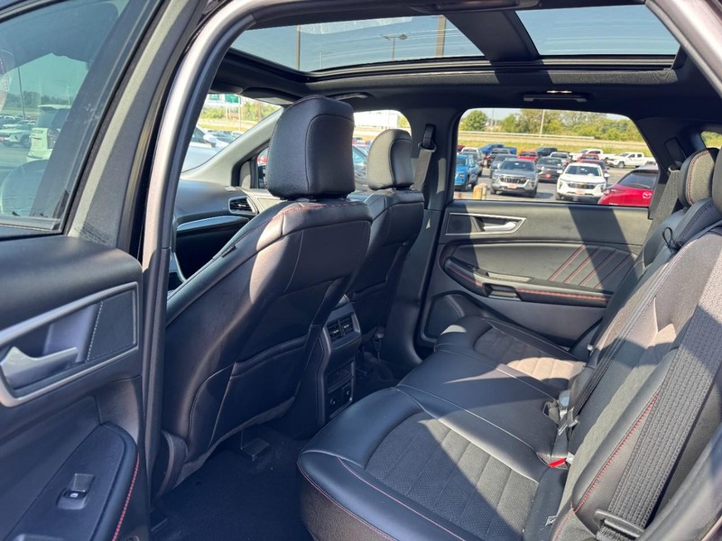 Ford Edge Vehicle Full-screen Gallery Image 10