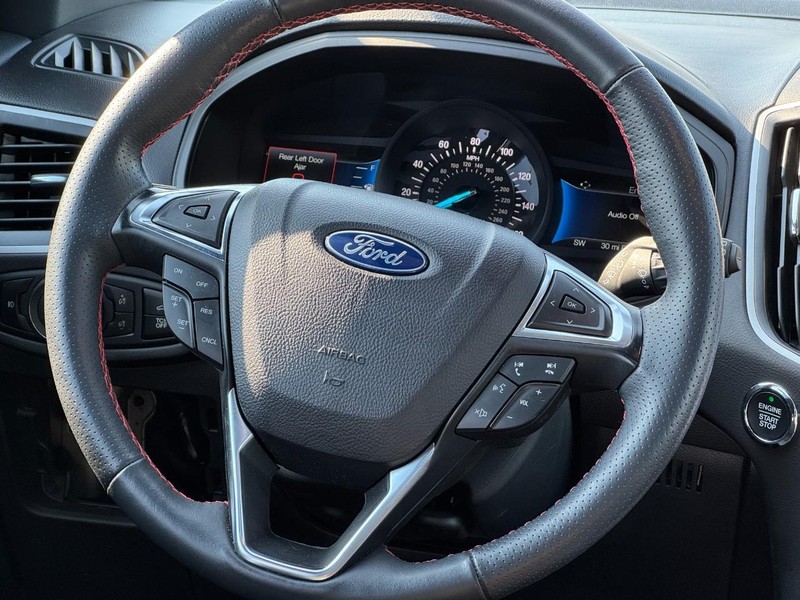 Ford Edge Vehicle Full-screen Gallery Image 12