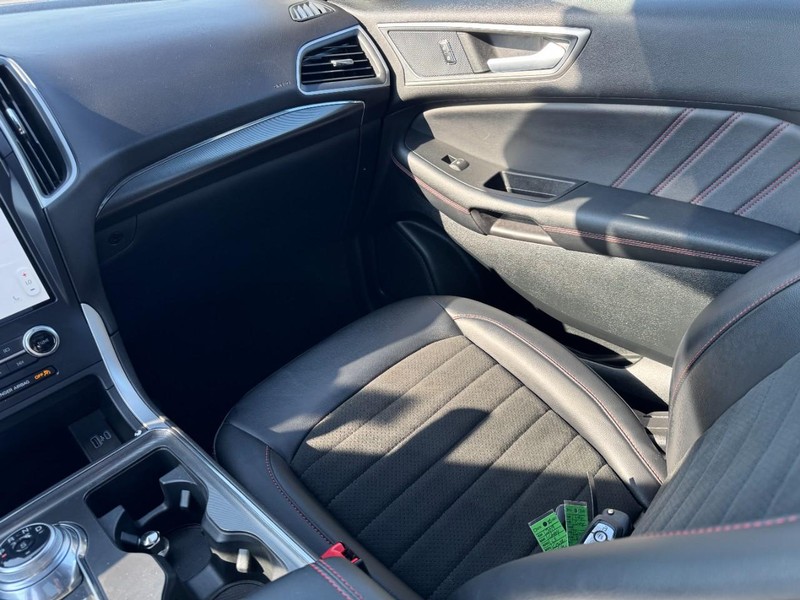 Ford Edge Vehicle Full-screen Gallery Image 15