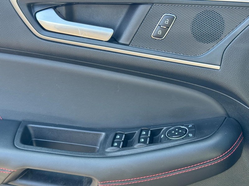 Ford Edge Vehicle Full-screen Gallery Image 23