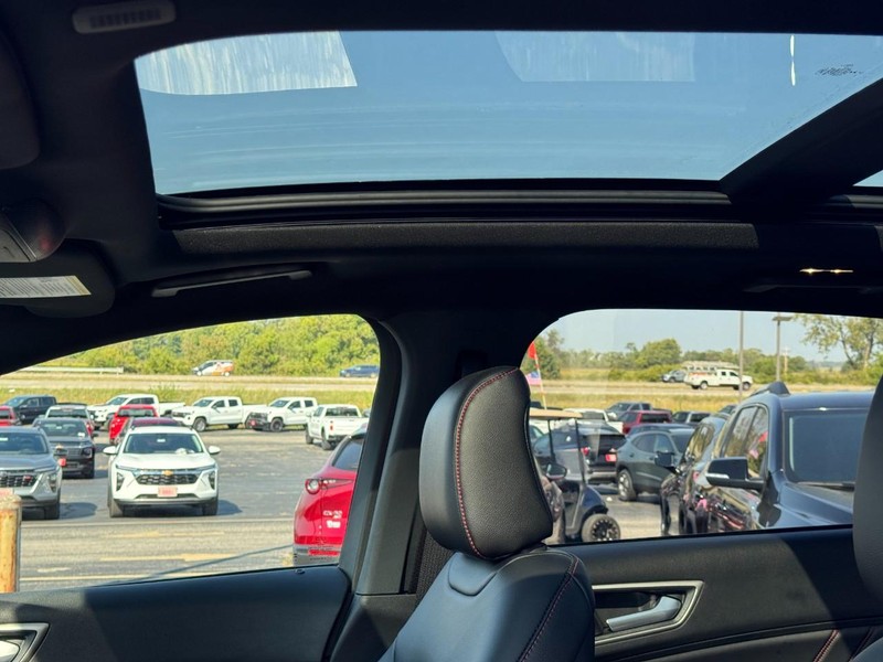 Ford Edge Vehicle Full-screen Gallery Image 24