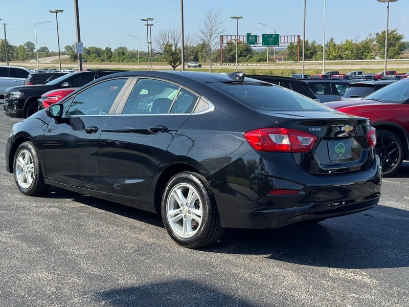 Chevrolet Cruze Vehicle Full-screen Gallery Image 3