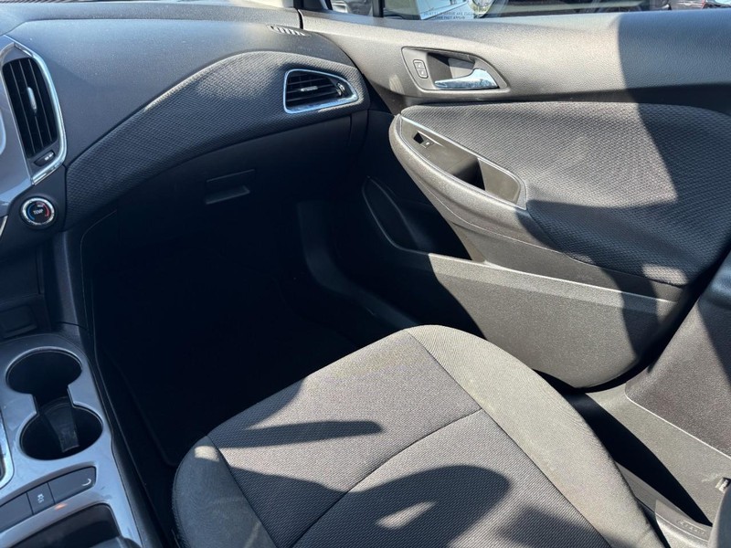 Chevrolet Cruze Vehicle Full-screen Gallery Image 14