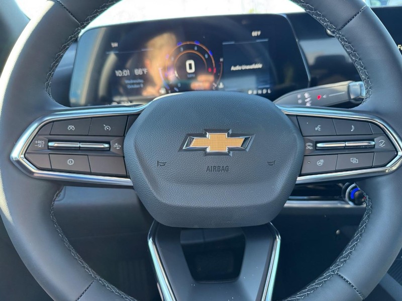 Chevrolet Equinox Vehicle Full-screen Gallery Image 12