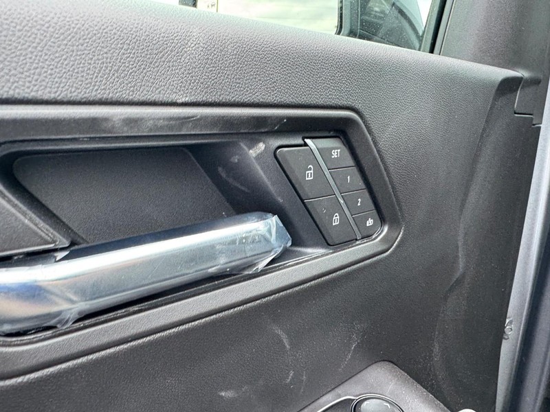 Chevrolet Colorado Vehicle Full-screen Gallery Image 12