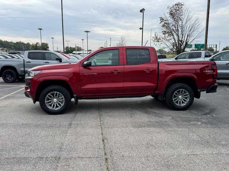 Chevrolet Colorado Vehicle Full-screen Gallery Image 2