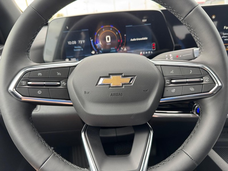 Chevrolet Equinox Vehicle Full-screen Gallery Image 12