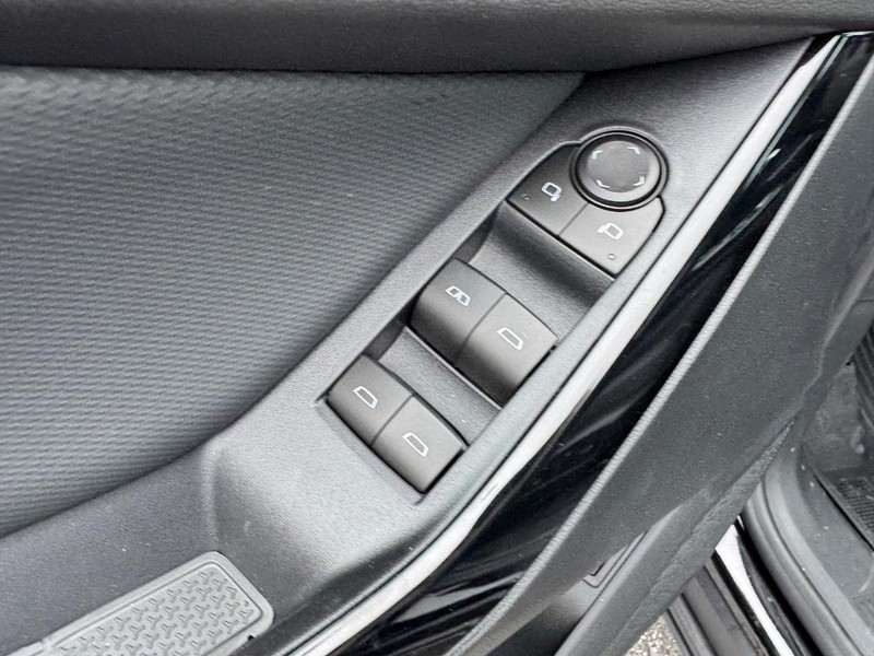 Chevrolet Equinox Vehicle Full-screen Gallery Image 11