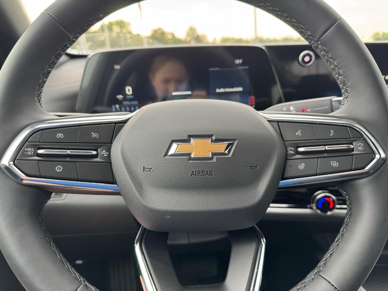 Chevrolet Equinox Vehicle Full-screen Gallery Image 12