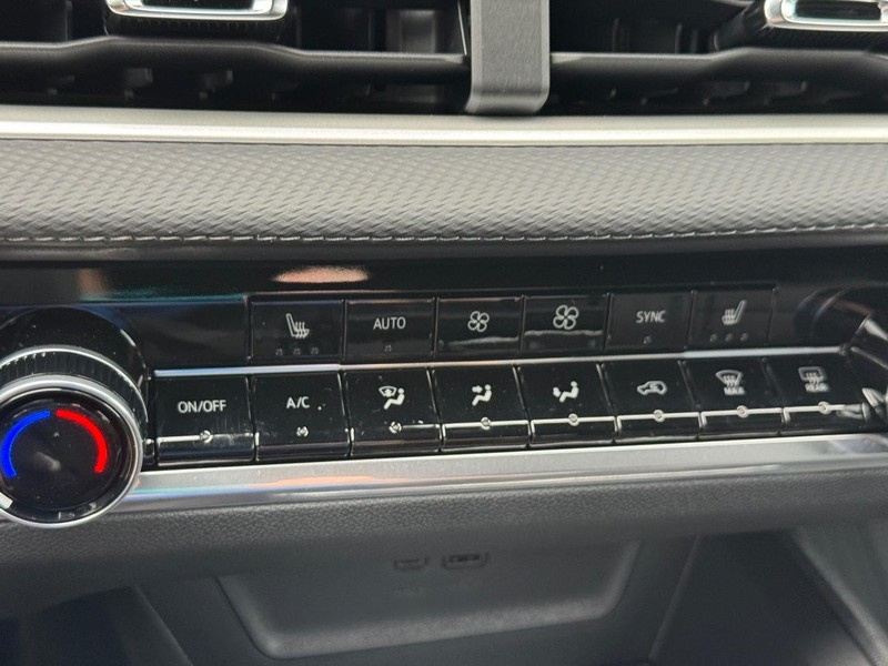 Chevrolet Equinox Vehicle Full-screen Gallery Image 15