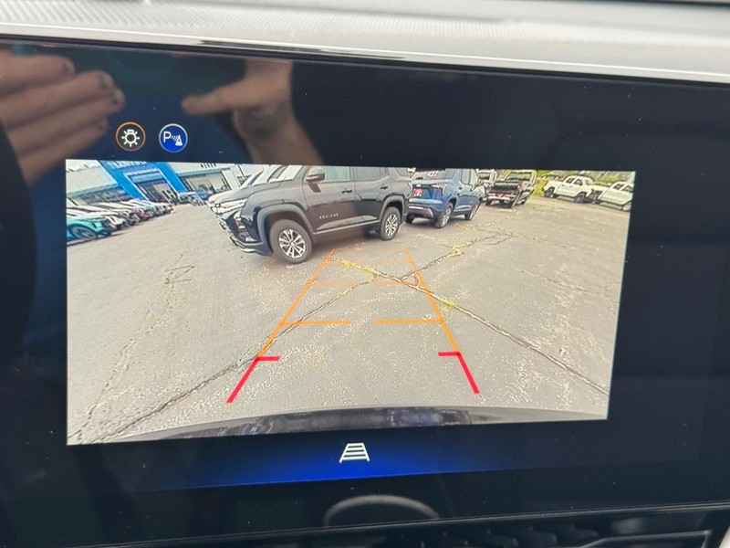 Chevrolet Equinox Vehicle Full-screen Gallery Image 16