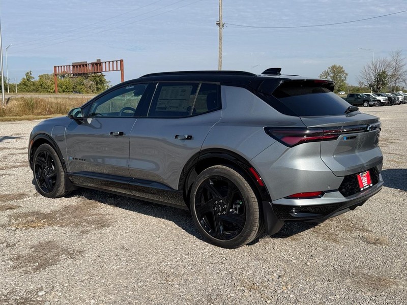 Chevrolet Equinox EV Vehicle Full-screen Gallery Image 3