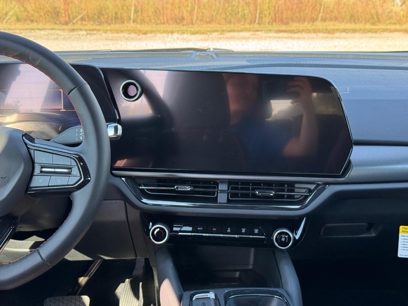 Chevrolet Equinox EV Vehicle Full-screen Gallery Image 8