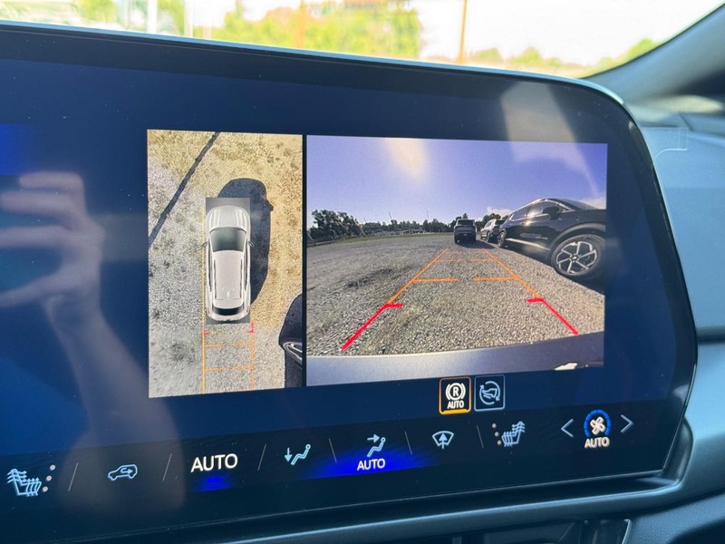 Chevrolet Equinox EV Vehicle Full-screen Gallery Image 15