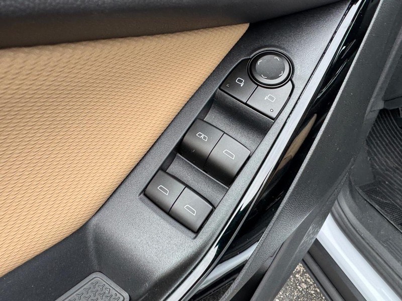 Chevrolet Equinox Vehicle Full-screen Gallery Image 12