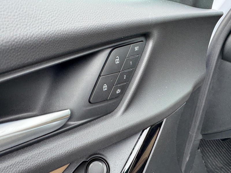 Chevrolet Equinox Vehicle Full-screen Gallery Image 13