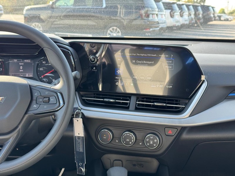 Chevrolet Trax Vehicle Full-screen Gallery Image 8