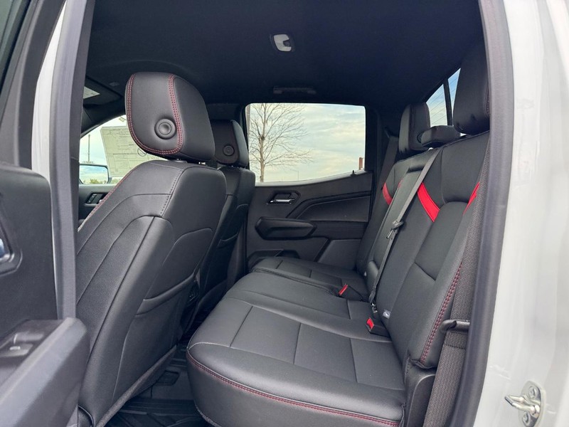 Chevrolet Colorado Vehicle Full-screen Gallery Image 5