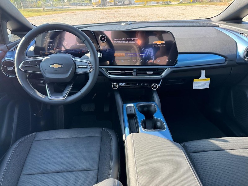 Chevrolet Equinox EV Vehicle Full-screen Gallery Image 6