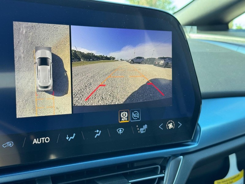 Chevrolet Equinox EV Vehicle Full-screen Gallery Image 16