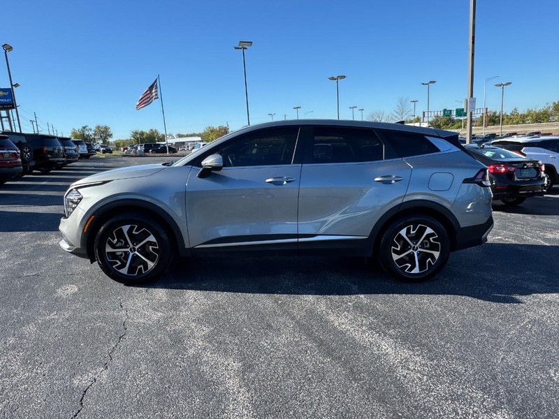 Kia Sportage Vehicle Full-screen Gallery Image 2