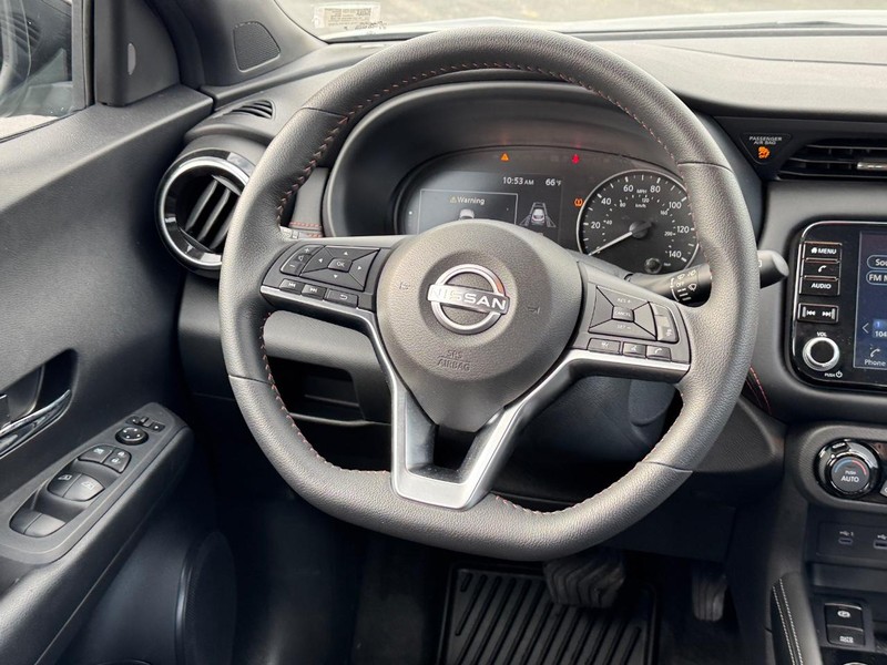 Nissan Kicks Vehicle Full-screen Gallery Image 12