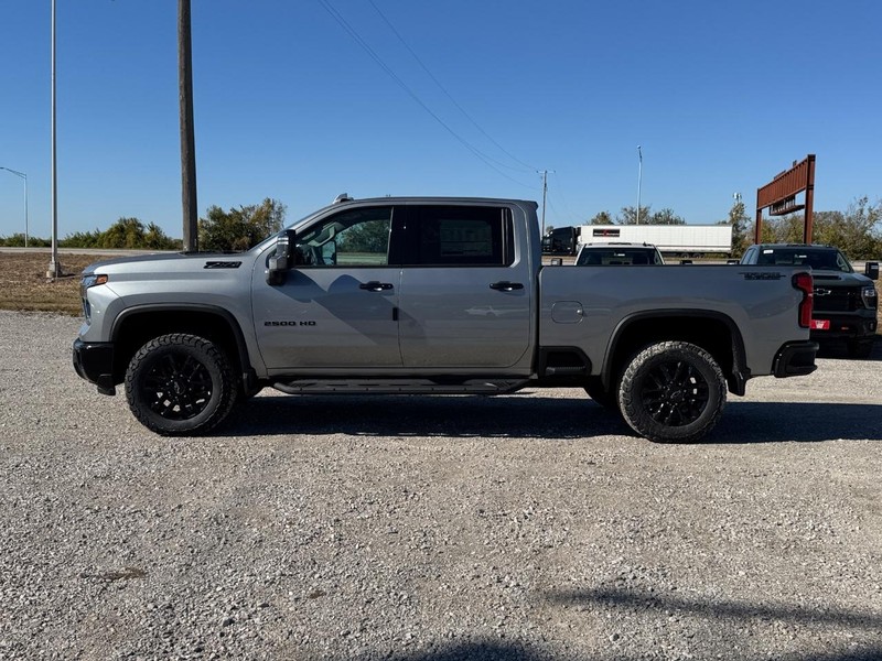 Chevrolet Silverado 2500HD Vehicle Full-screen Gallery Image 2