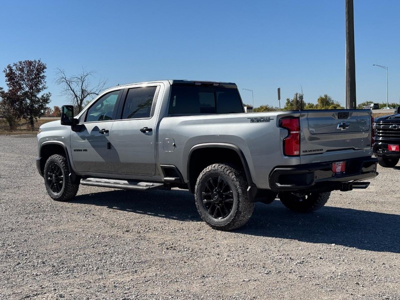 Chevrolet Silverado 2500HD Vehicle Full-screen Gallery Image 3