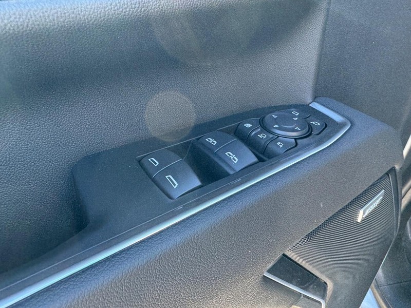 Chevrolet Silverado 2500HD Vehicle Full-screen Gallery Image 11