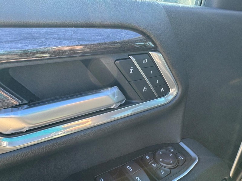 Chevrolet Silverado 2500HD Vehicle Full-screen Gallery Image 12