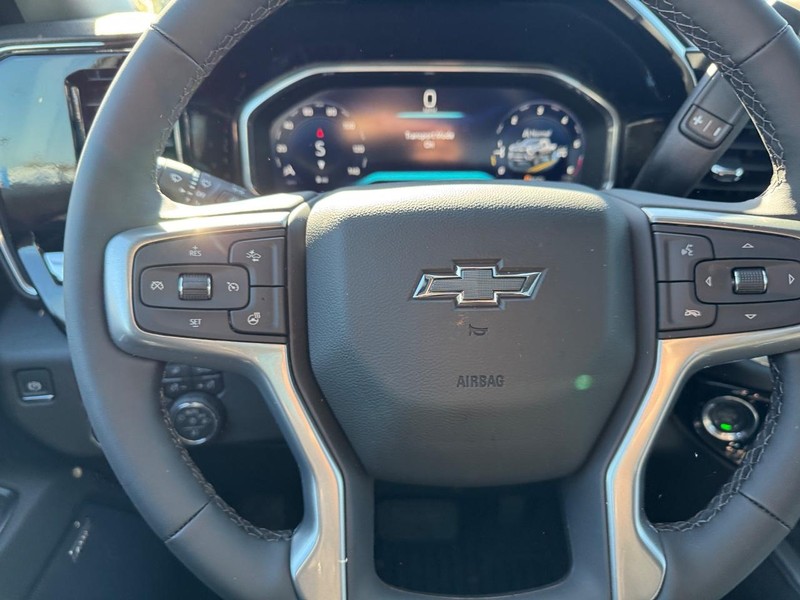 Chevrolet Silverado 2500HD Vehicle Full-screen Gallery Image 13