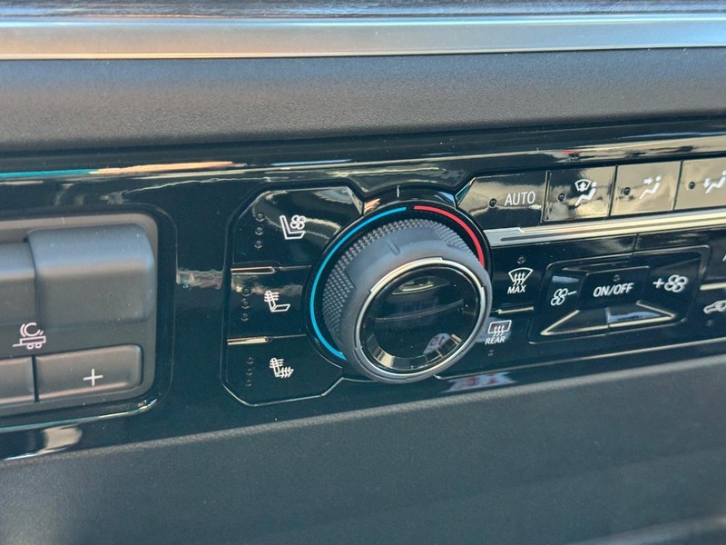 Chevrolet Silverado 2500HD Vehicle Full-screen Gallery Image 16