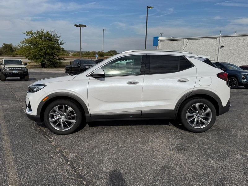 Buick Encore GX Vehicle Full-screen Gallery Image 2