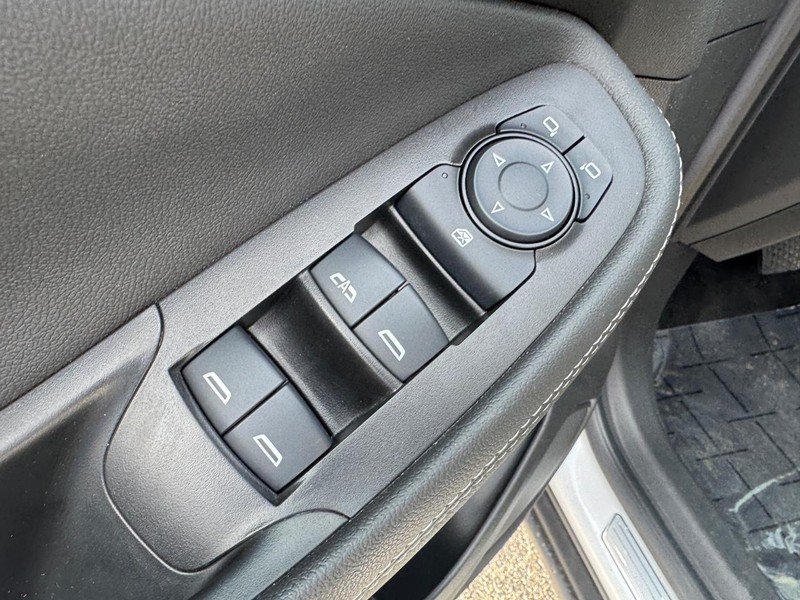 Buick Encore GX Vehicle Full-screen Gallery Image 17