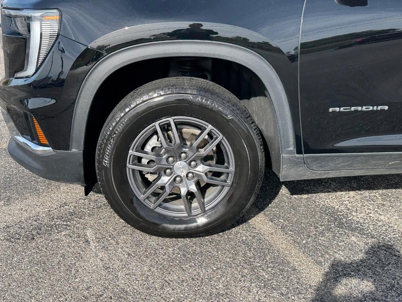 GMC Acadia Vehicle Full-screen Gallery Image 9