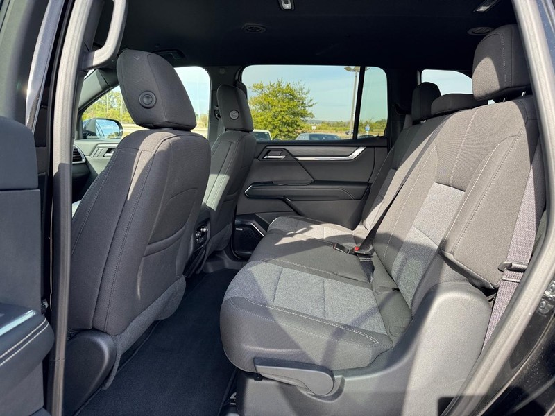 GMC Acadia Vehicle Full-screen Gallery Image 10