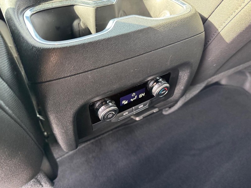 GMC Acadia Vehicle Full-screen Gallery Image 12