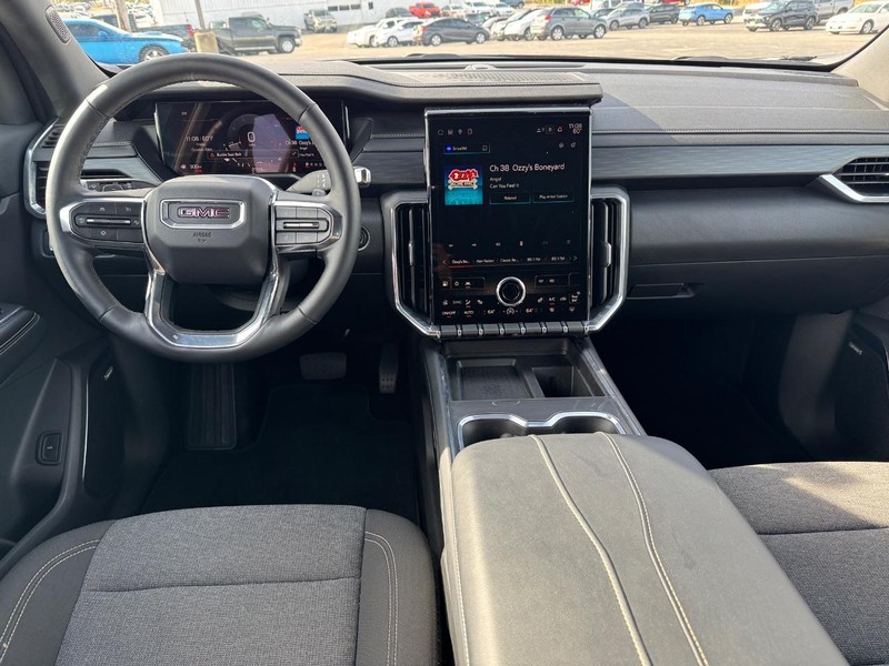 GMC Acadia Vehicle Full-screen Gallery Image 13