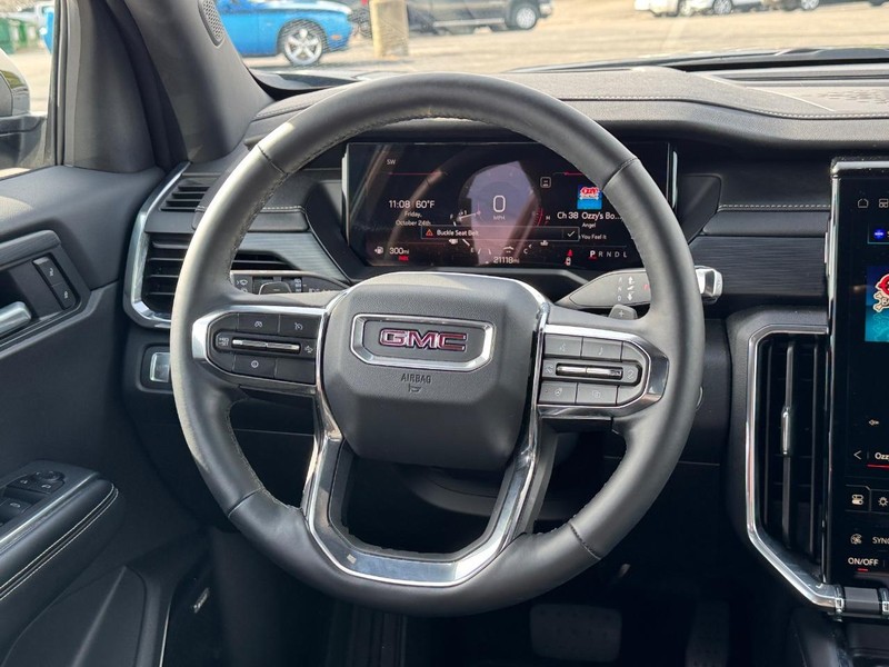 GMC Acadia Vehicle Full-screen Gallery Image 14