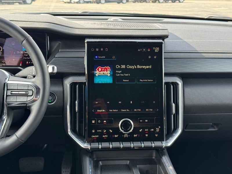 GMC Acadia Vehicle Full-screen Gallery Image 15