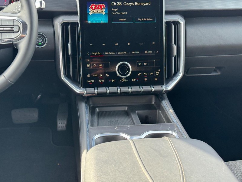 GMC Acadia Vehicle Full-screen Gallery Image 16