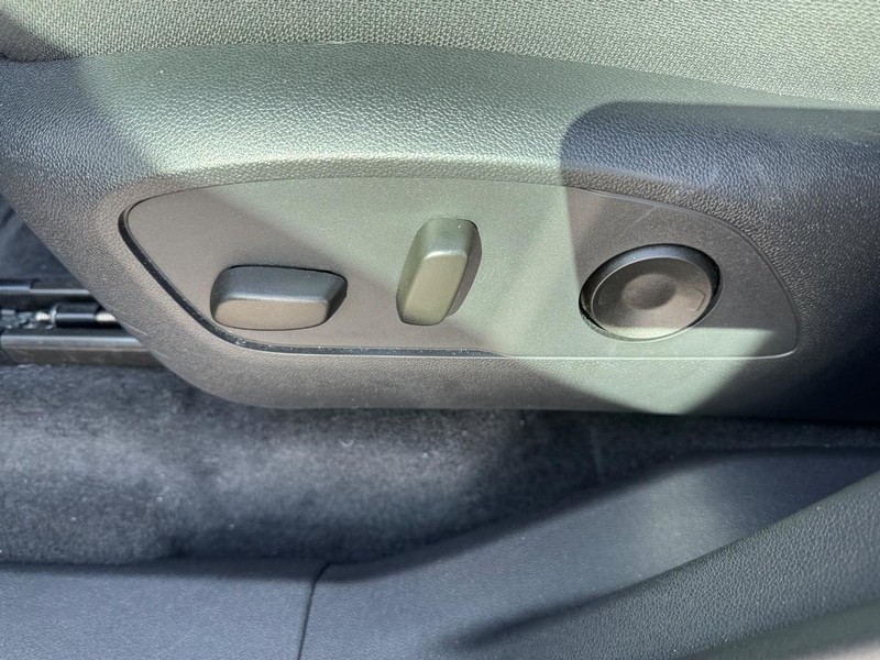 GMC Acadia Vehicle Full-screen Gallery Image 17