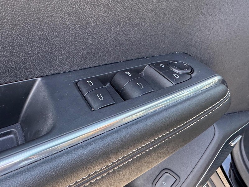 GMC Acadia Vehicle Full-screen Gallery Image 18