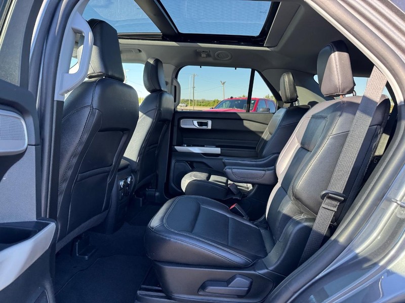 Ford Explorer Vehicle Full-screen Gallery Image 10