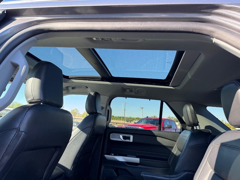 Ford Explorer Vehicle Full-screen Gallery Image 11