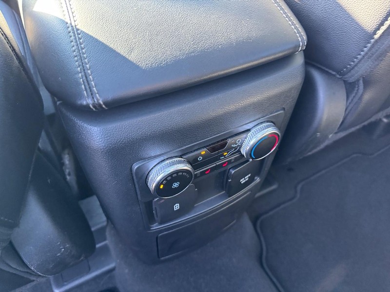 Ford Explorer Vehicle Full-screen Gallery Image 13