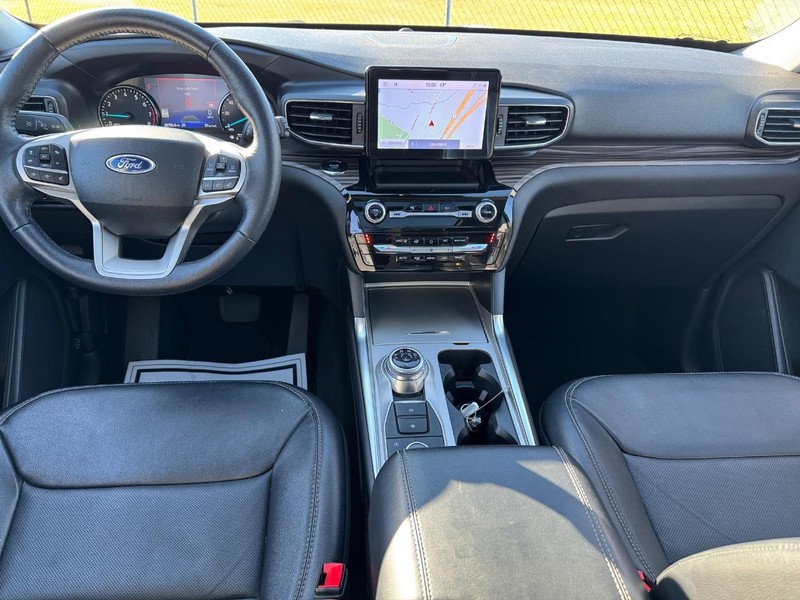 Ford Explorer Vehicle Full-screen Gallery Image 14