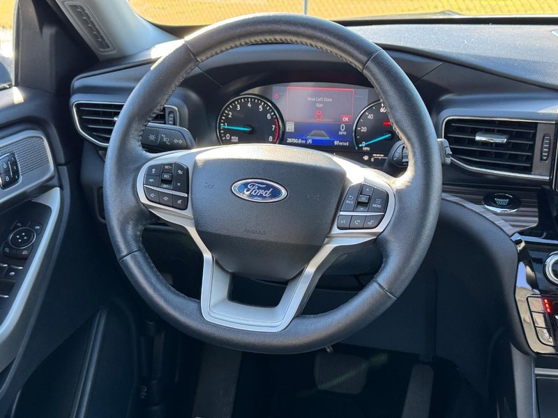 Ford Explorer Vehicle Full-screen Gallery Image 15