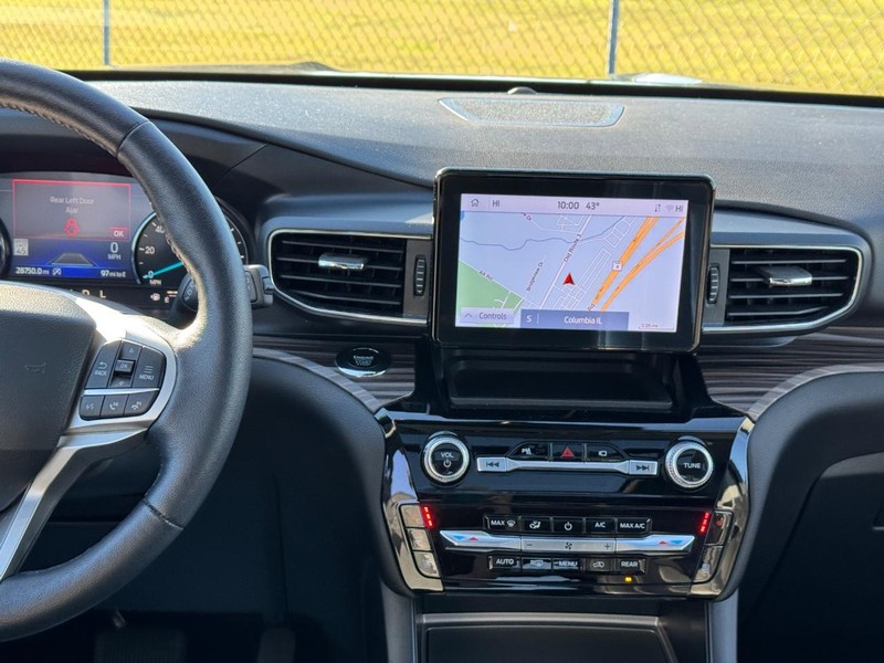 Ford Explorer Vehicle Full-screen Gallery Image 16