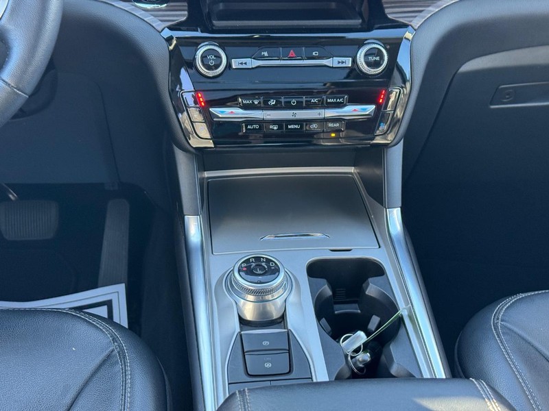 Ford Explorer Vehicle Full-screen Gallery Image 17